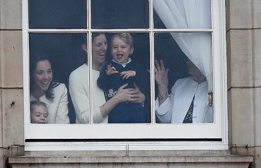 Da hat aber jemand Spaß! Bei der traditionellen „Trooping the Colour“-Parade in London albert Prinz George am Fenster herum.