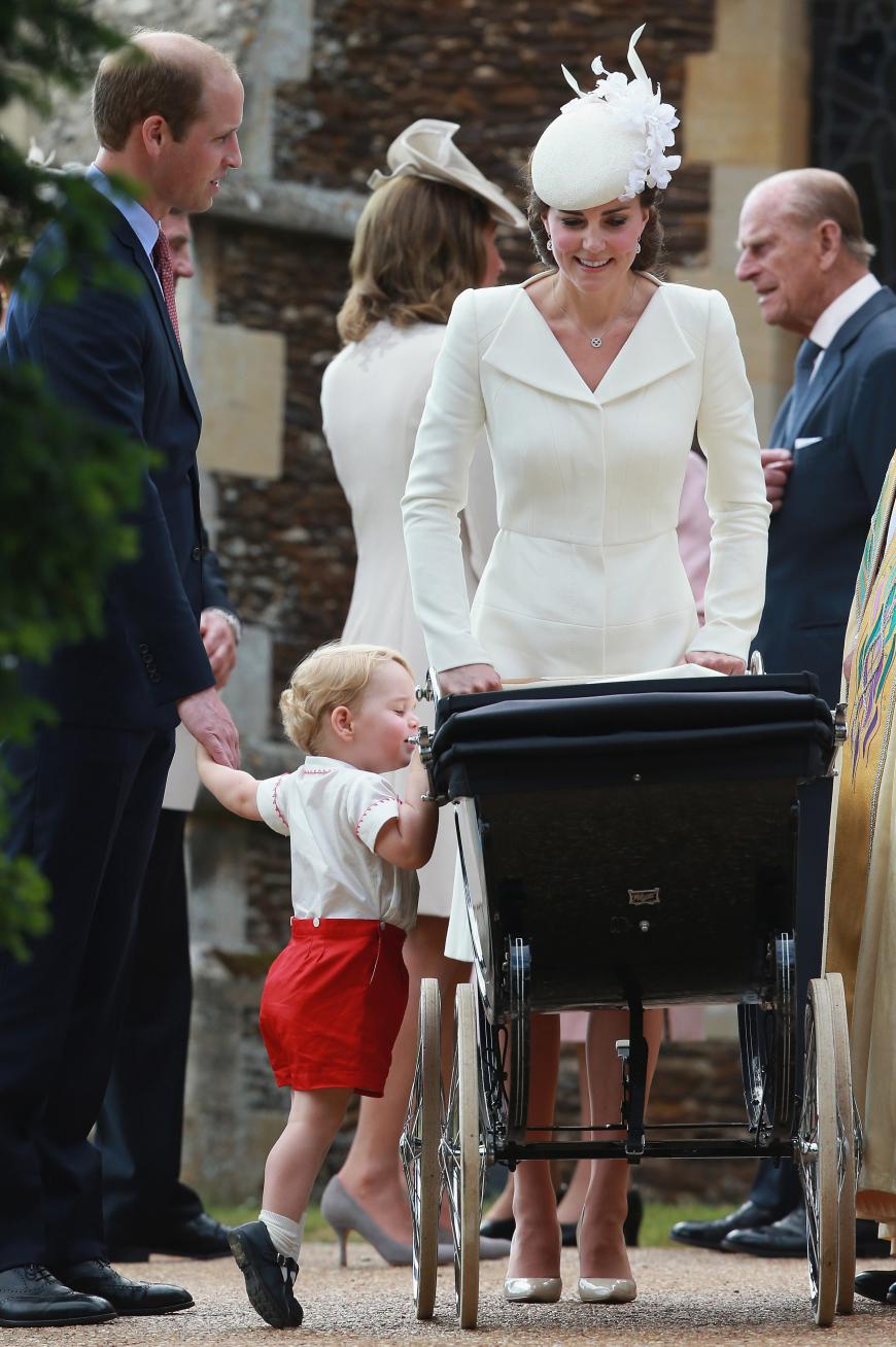 Der stolze große Bruder George schaut lieber noch einmal nach, ob es der kleinen Charlotte auch gut geht.