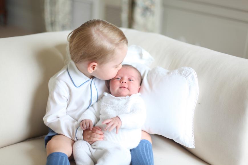Geschwisterliebe! Prinz George gibt seiner kleinen Schwester Charlotte einen Kuss auf die Stirn.