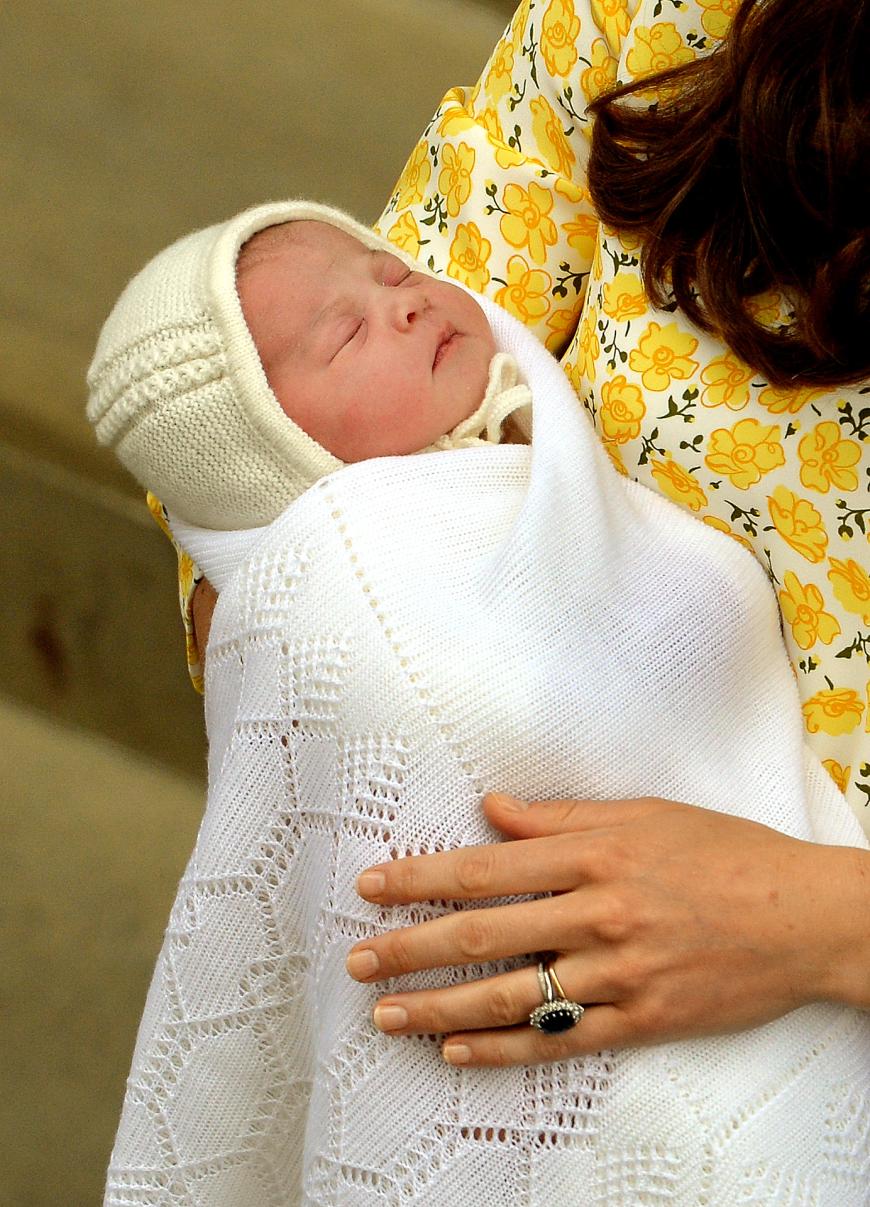 Herzlich Willkommen auf der Welt kleine Charlotte! Stolz zeigt Mama Kate ihr kleines Mädchen zum ersten Mal.