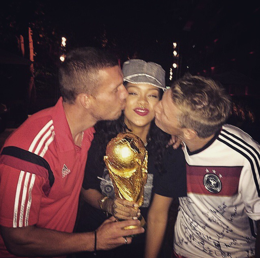 Doppelt hält besser! Rihanna lässt sich von Schweini und Podolski einen Schmatzer geben.