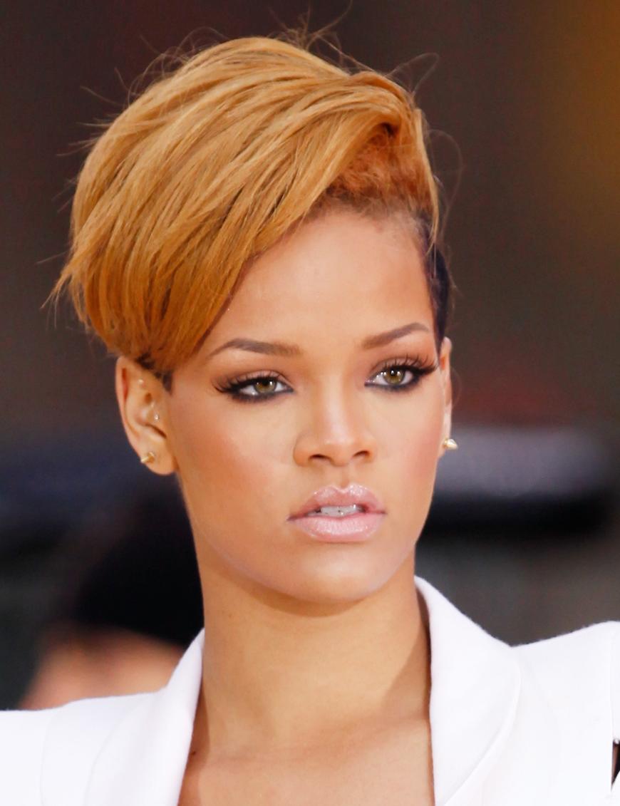 Rihanna ist frisurentechnisch ein echtes Chamäleon und überraschte uns auch schon mit kurzen Haaren...