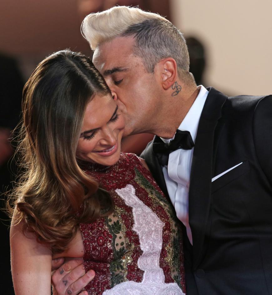 Da packt aber jemand ordentlich zu. Sänger Robbie Williams drückt seiner Frau Ayda einen Kuss auf.