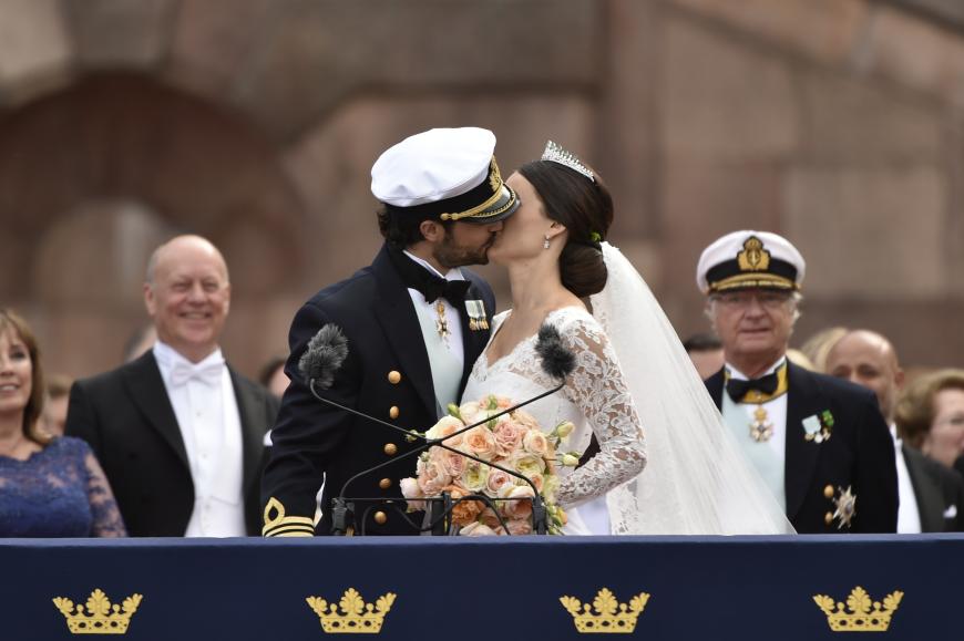 Der wohl romantischste Kuss des Jahres! Prinz Carl Phillip küsst seine Sofia bei ihrer Hochzeit.