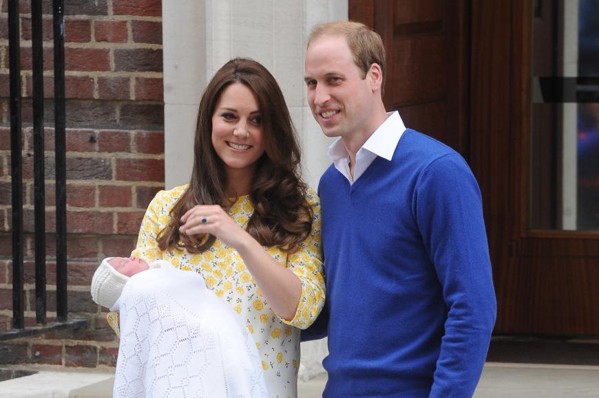 Endlich! Zum ersten mal zeigen sich Herzogin Kate und Prinz William mit der kleine Charlotte Elizabeth Diana of Cambridge.