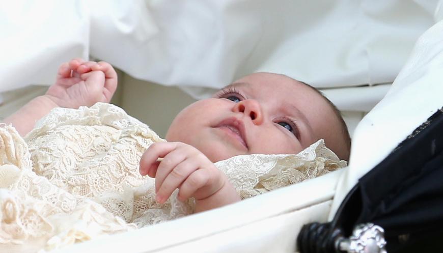 Sooooo süß! Charlotte liegt ganz ruhig in ihrem Kinderwagen und merkt wohl nichts vom ganzen Rummel.