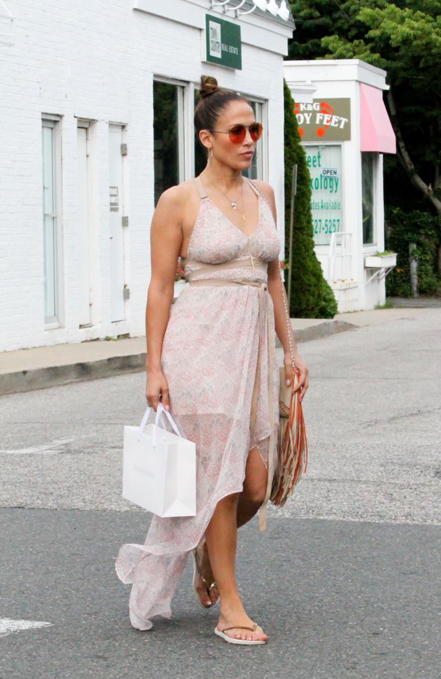 So J.Lo! Jennifer Lopez hüllt sich am liebsten in zarte Pudertöne, so auch bei ihrem Shopping-Ausflug in dem Hamptons. Pudrig, sommerlich-luftig und so stylish!