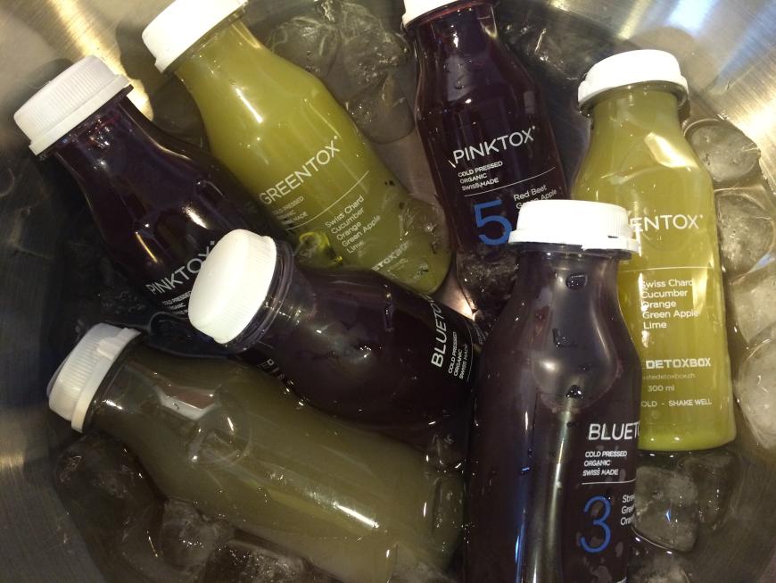 Bei der Reichert Beauty Lounge kann ich mich endlich ein bisschen vom Fashionstress des ersten Tages erholen. Hier wird man ausgestattet, gepampert und endlich gibt es etwas Essbares. Wer möchte, greift hier zum leckeren und gesunden Detox Drink von Pinktox.