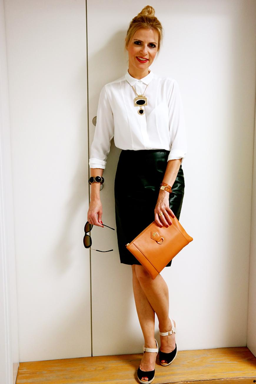Tanjas heutiges Outfit ist natürlich von Riani. Dazu trägt sie Schuhe von Deichman und eine Clutch von Oona.