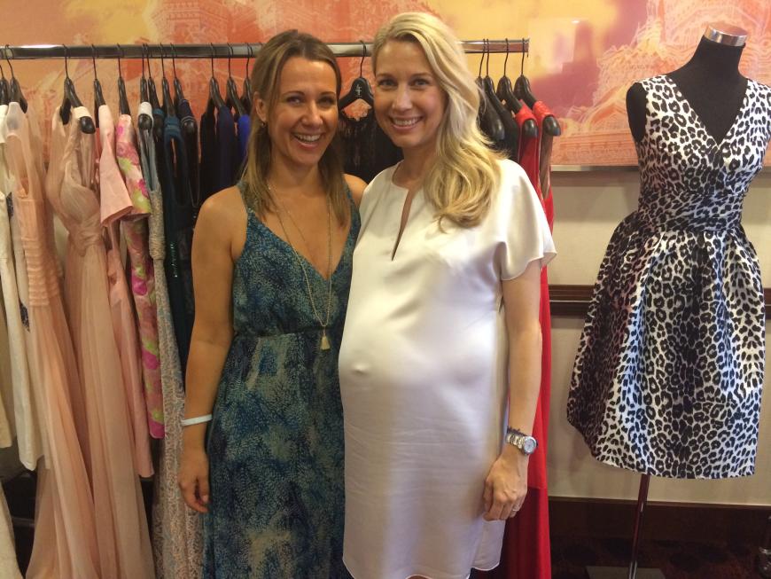 Die Designerinnen Kathrin Schulte (re.) und Denise Kramer vom Label 4Flavor versorgten die Promis bei Reichert mit tollen Outfits. Die stürzten sich förmlich auf die tollen Teile.