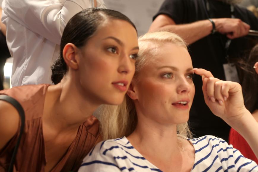 Model-Talk: Rebecca Mir und Franziska Knuppe tauschen sich beim Styling backstage aus.