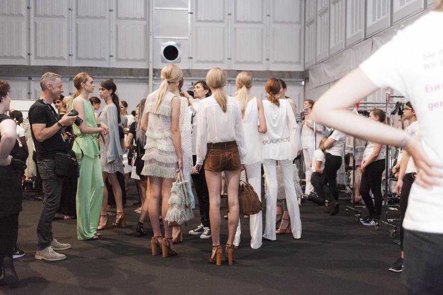 Aufregung vor der Show: Die Models machen sich bereit für den Runway.