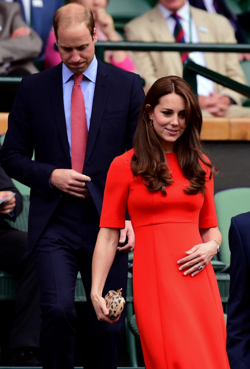 Eine tadellose Figur macht Herzogin Kate in einem korallroten Kleid beim Wimbledon-Turnier.