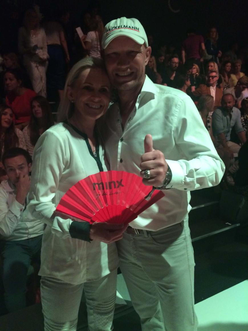 Axel Schulz ist auch da! Eigentlich ist er gar kein Fashionfan, so sagt er selbst, aber seiner Frau zuliebe tut er sich sogar die Fashionweek an.