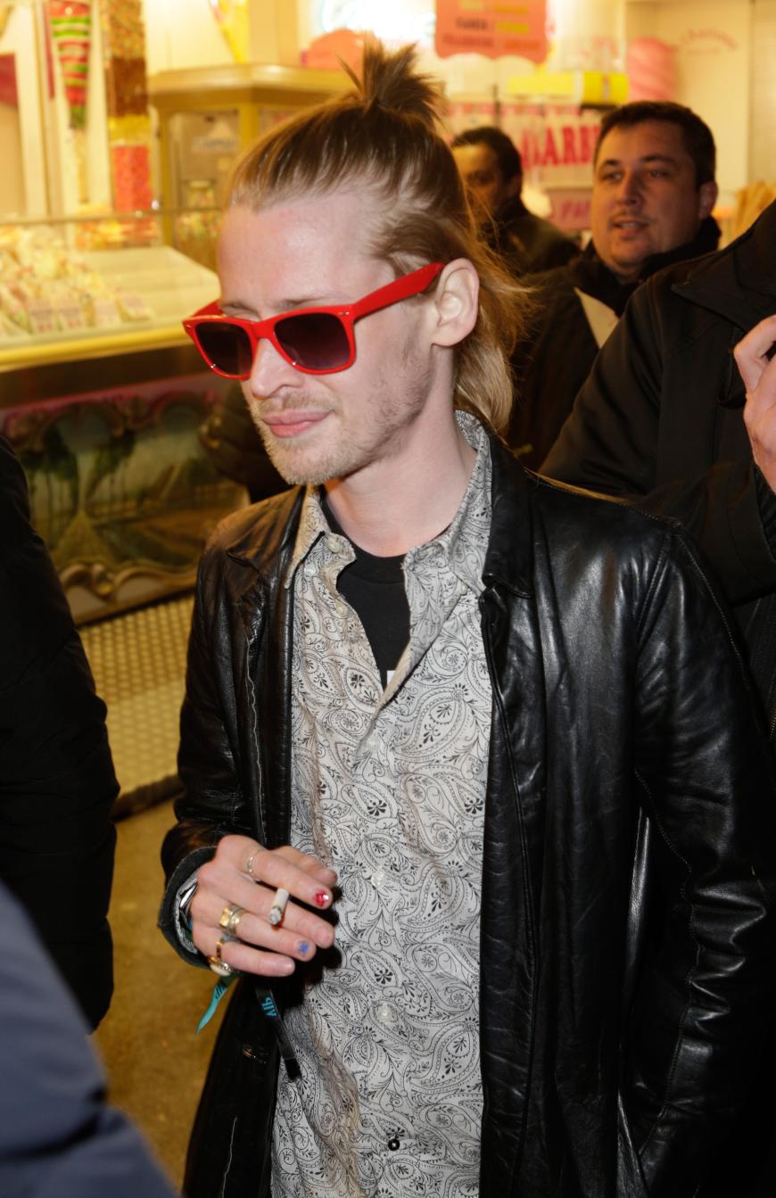 Macaulay Culkin ist heute hauptberuflich Musiker mit skurrilem Repertoire. Von 2002-2011 war er übrigens mit Mila Kunis zusammen. Nach der Trennung soll er sich in Drogen geflüchtet haben.