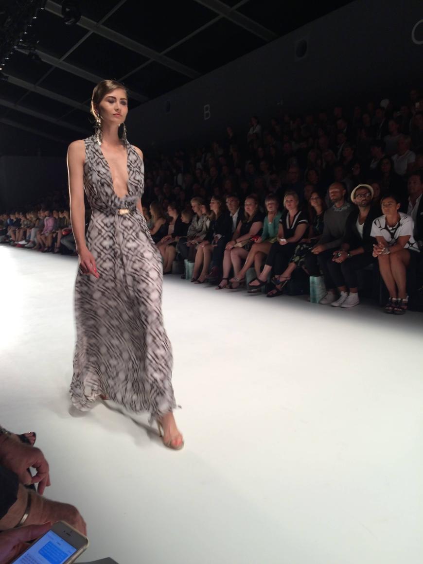 Endlich startet die Show von Guido Maria Kretschmer! Wunderschön: ein zartes Maxikleid aus Chiffon.