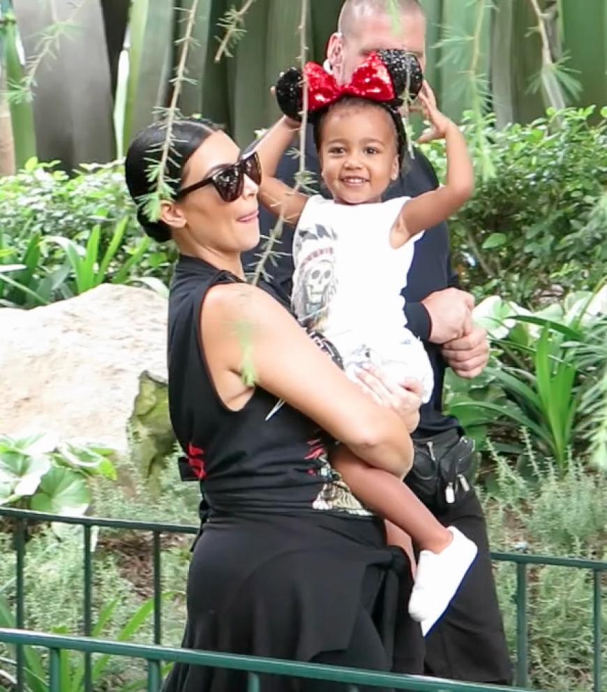 Zum dritten Geburtstag ihrer Cousine Penelope darf North wieder ins Disneyland und strahlt endlich bis über beide Ohren.