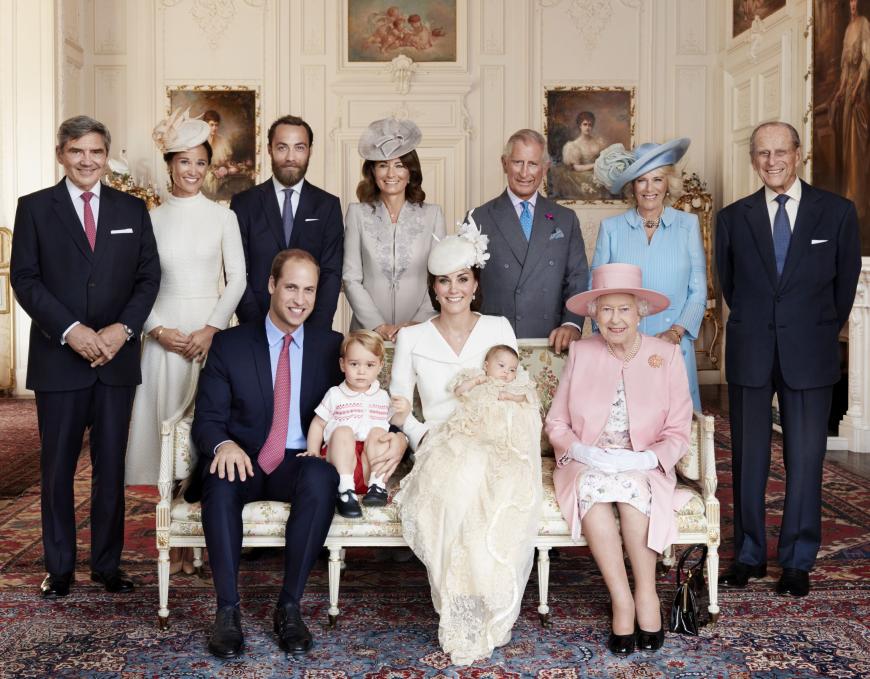 Prinz George mit Schuhen auf dem edlen Sofa! Die britischen Royals: Vorne auf dem Sofa Prinz William, Prinz George, Herzogin Kate, Prinzessin Charlotte und Königin Elizabeth, oben links Kates Familie mit Schwester Pippa, oben rechts Prinz Charles und seine Camilla sowie Prinz Philipp.