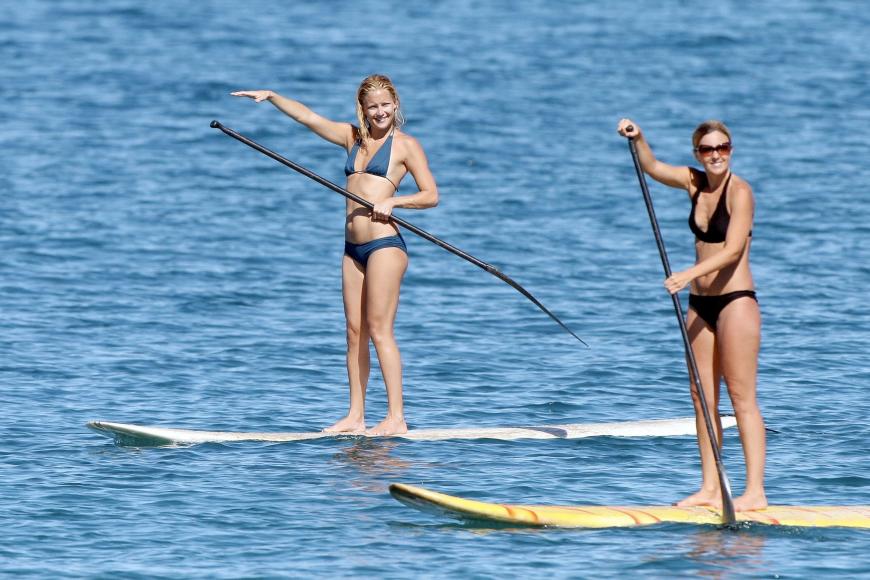 Kate Hudson paddelt mit einer Freundin.