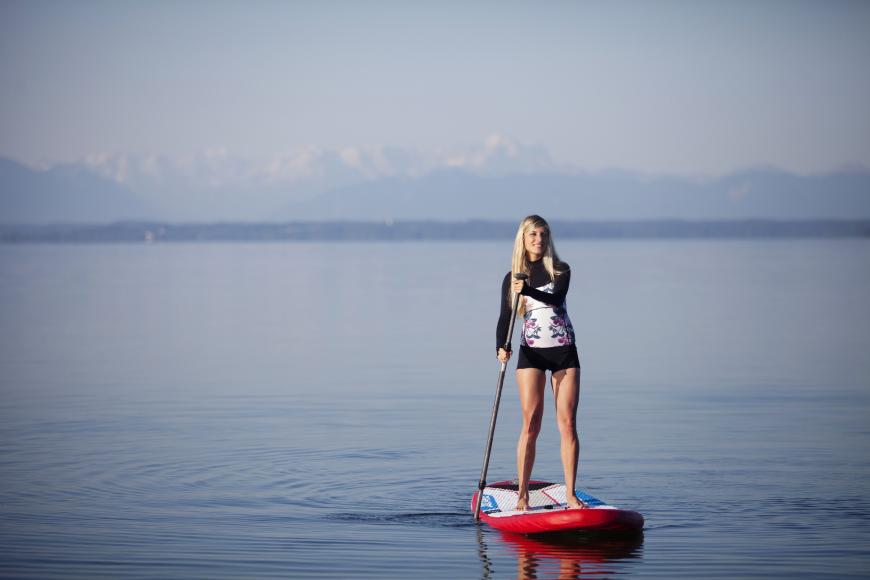 Beim Stand up Paddling werden bis zu 700 Kalorien pro Stunde verbrannt!