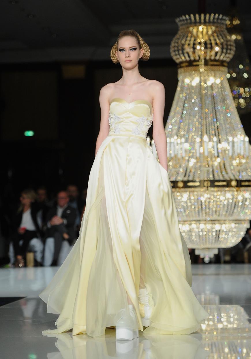Die Entwürfe aus der Couture Kollektion von Michalsky sind in hellen Farben und aus edlen Stoffen gemacht.