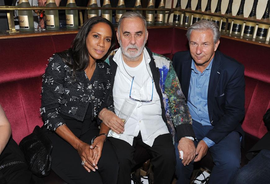 Gäste der Show und Freunde des Modeschöpfers: Barbara Becker, Udo Walz und Klaus Wowereit