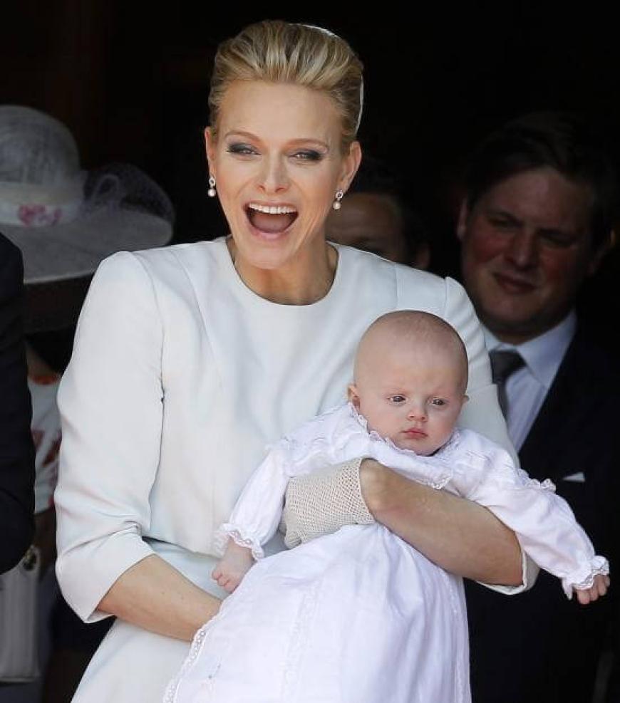 Glückliche Mama! Fürstin Charlène ist stolz auf ihren Nachwuchs.