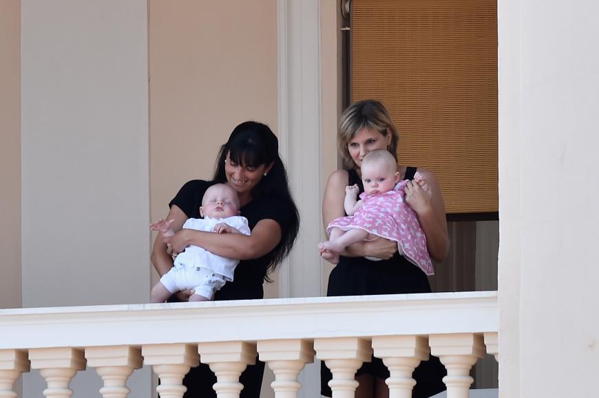 Die Nannys posierten mit den beiden Sprösslingen auf dem berühmten Balkon.