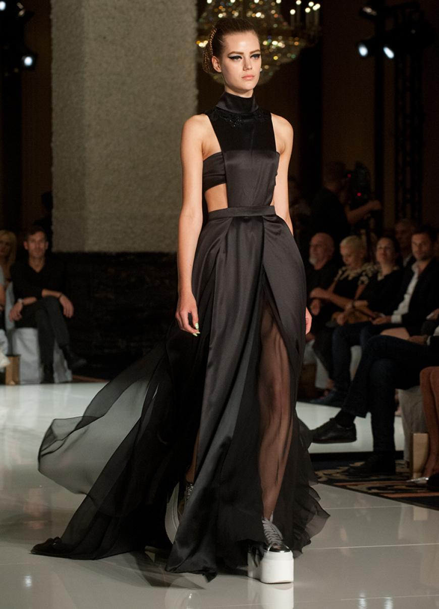 Aber auch ein fließendes schwarzes Abendkleid mit geschickten Cut-outs ist dabei.