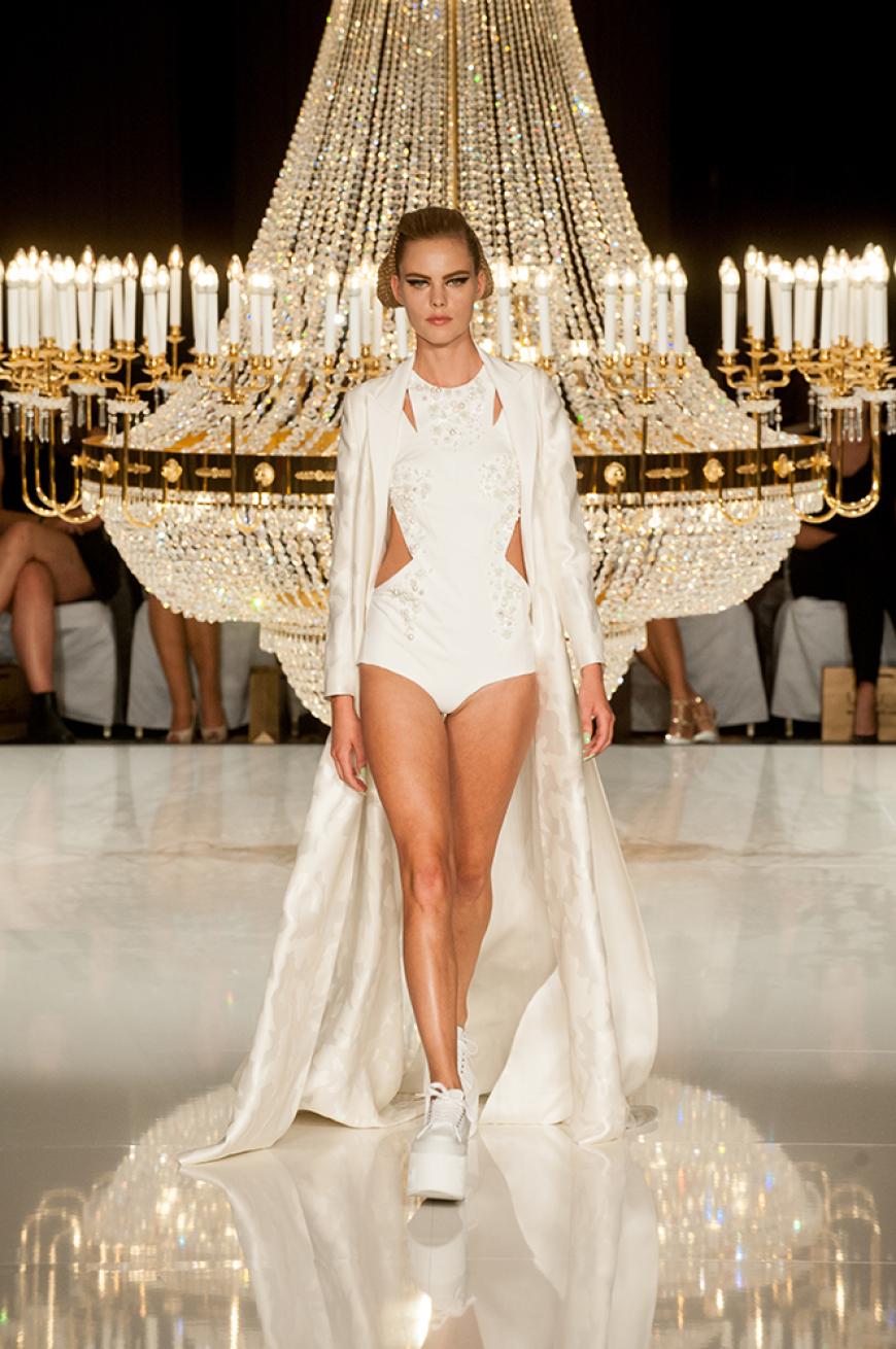 Ein riesiger Kronleuchter ziert die Mitte des Catwalks.