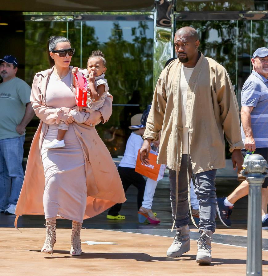 North West war beim Ausflug ins Kino mit Mama und Papa doch ein bisschen gierig nach Popcorn - Fettflecken inklusive auf Kims Lanvin Designermantel.