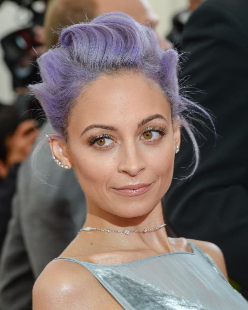 Nicole Richie mit pastell-lilafarbenen Haaren.