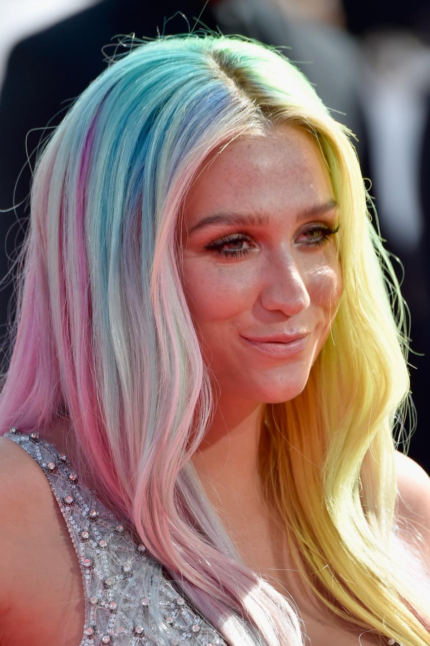 Kesha ist die ungekrönte Queen of Regenbogen-Haar!
