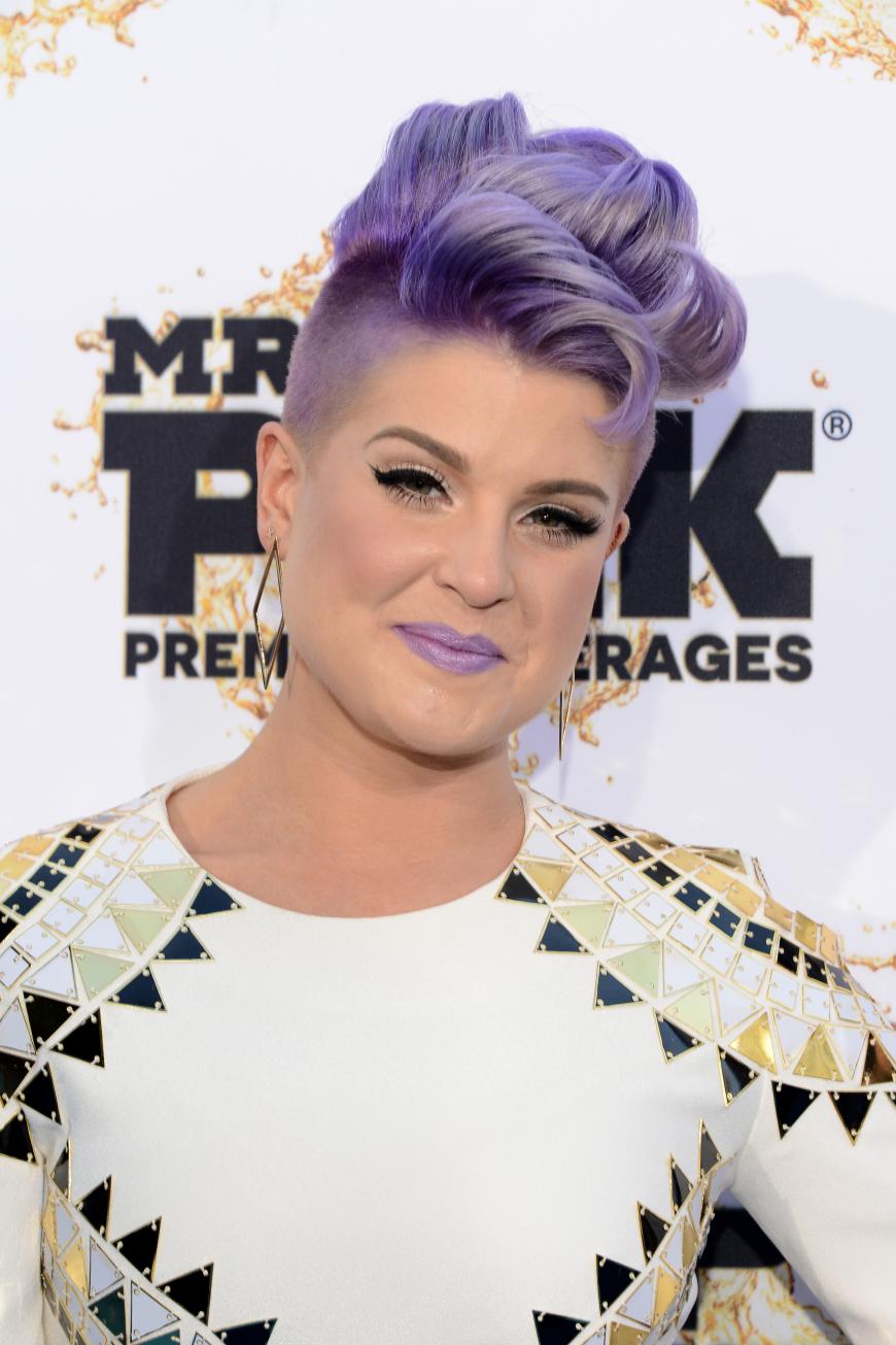 Kelly Osbourne trägt seit einigen Monaten pastelliges Lila.