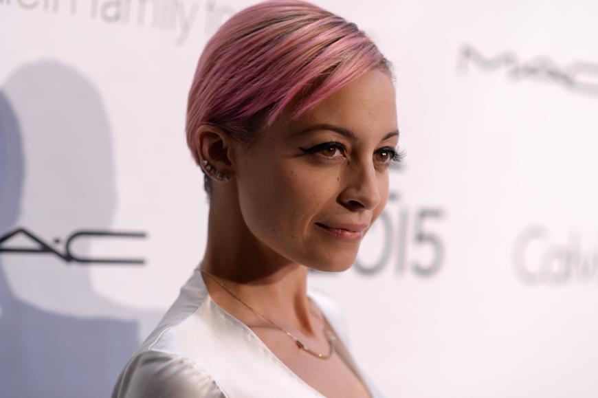 Verwaschenes Rosa steht Nicole Richie auch gut.