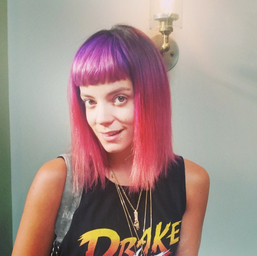Lily Allen ist ein Stylingchamäleon - klar, dass sie auch den Regenbogen-Look ausprobiert.