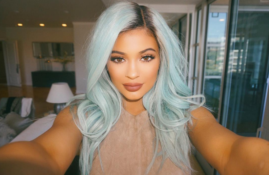 Kylie Jenner mit babyblauer Mähne.