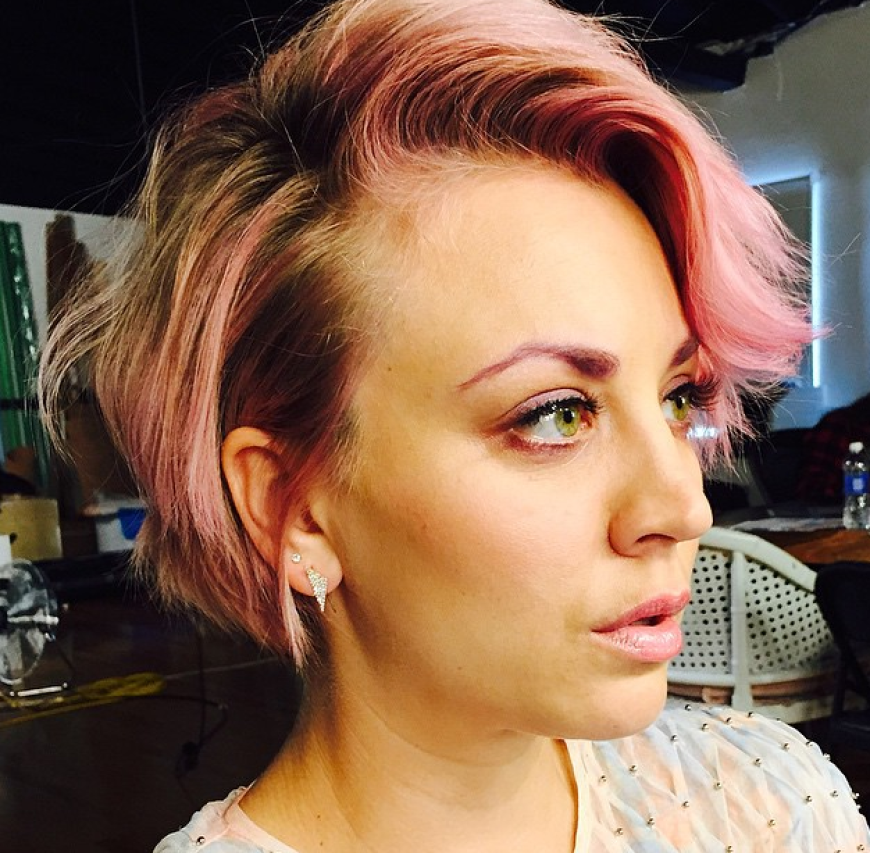 Kaley Cuoco probierte die soften Babypink-Variante.