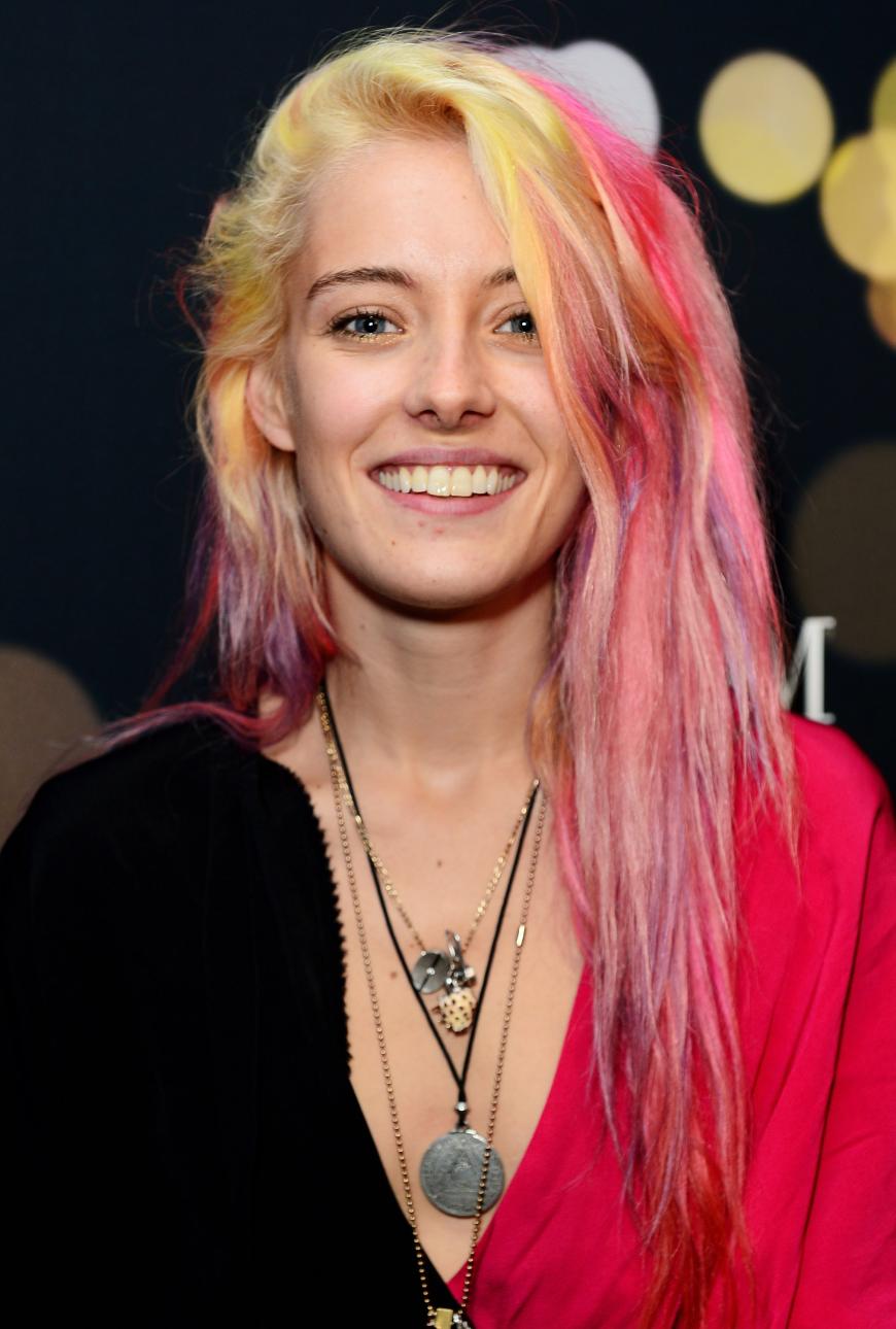 Model Chloe Norgaard liebt den Regenbogen-Look!