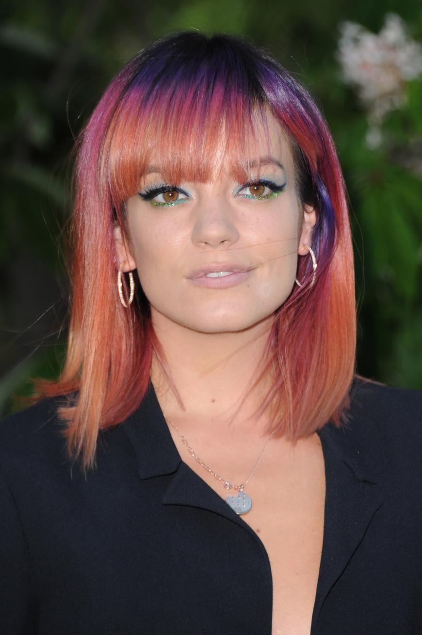 Lily Allen experimentiert gerne mit ihren Haaren herum. Hier trägt sie den Regenbogen-Look in feurigen Rot-, Pink- und Lila-Tönen.