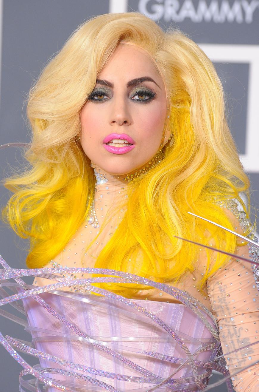 Lady Gaga versuchte sich an einer gelben Feuermähne.