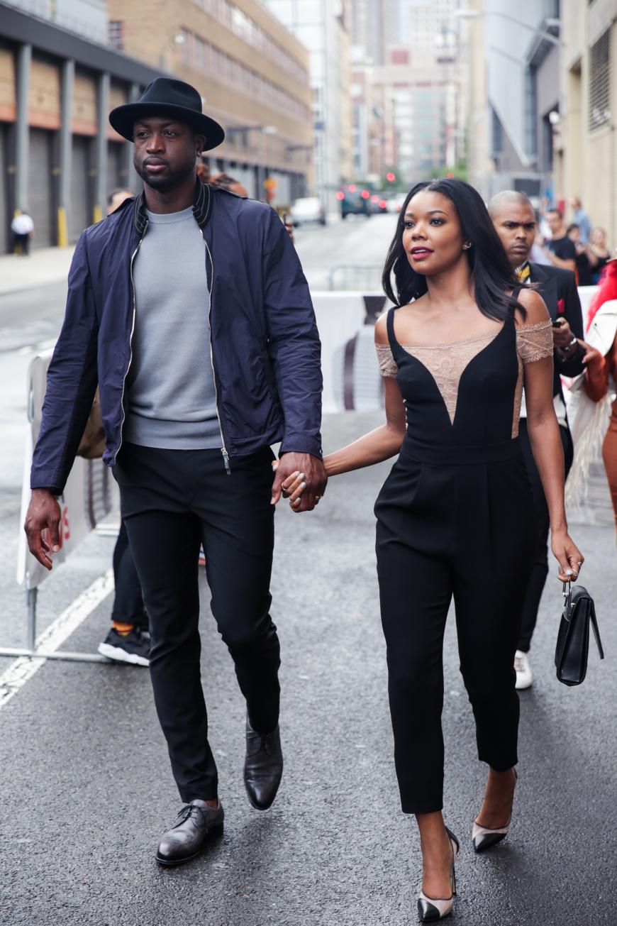 Cooler Street Style im Doppelpack: Gabrielle Union und Dwayne Wade sind ziemlich stylisch in New York unterwegs. Sie im sexy Jumpsuit mit Spitzenoberteil darunter, er in cooler Bomberjacke und Hut - we like!