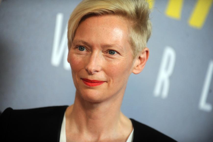 Kurzhaarfrisur und Nude-Look sind das Markenzeichen von Tilde Swinton.