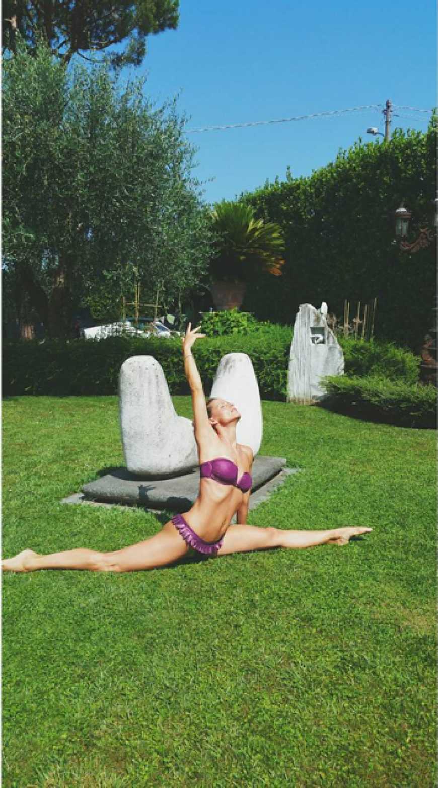 WOW! So gelenkig wie Michelle Hunziker wären wir auch gerne! Und das nach drei Kindern!