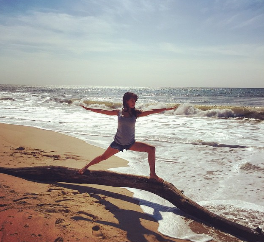 Als Yoga-Lehrerin weiß Hilaria Baldwin, wie sie sich fit hält. Am Strand wird deshalb natürlich immer mal wieder einmal eine Yoga-Session eingelegt.