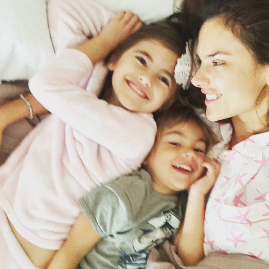 Kuschel-Time! Topmodel Alessandra Ambrosio genießt einen faulen Morgen im Bett mit ihren süßen Kids Anja und Noah.