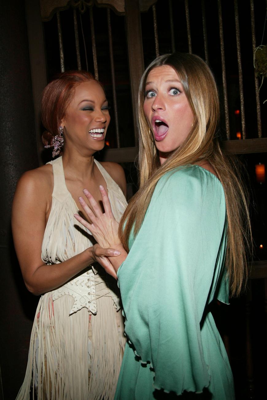 Mit ihren Modelkolleginnen versteht sich Gisele Bündchen bestens - von wegen Zickenterror! Hier ist sie 2003 mit Tyra Banks zu sehen.