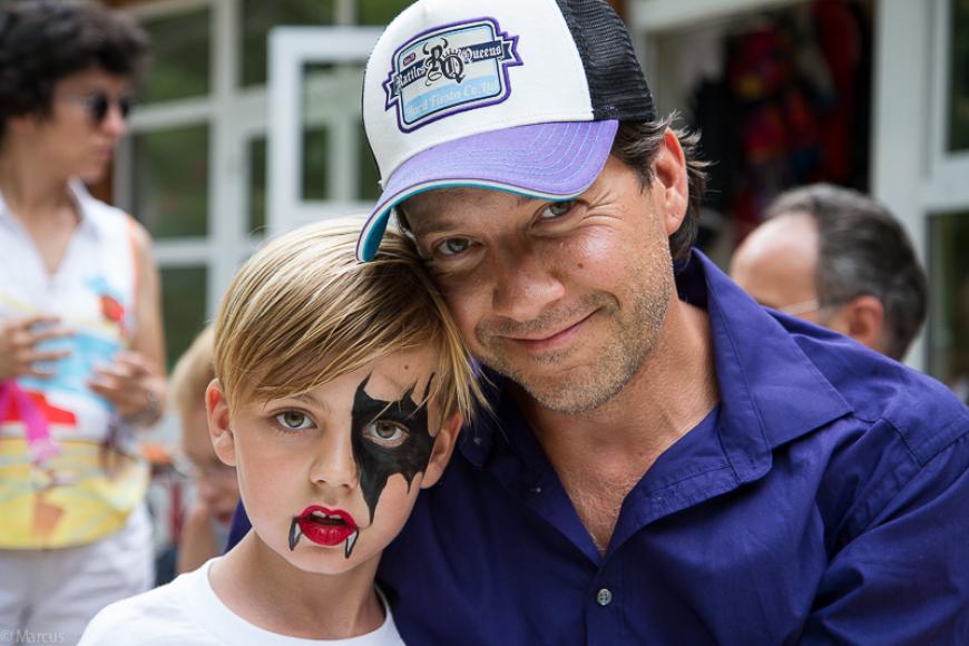 Mal was ganz anderes: Den Schauspieler Christof Arnold (hier mit Sohn Lenny) kann man mieten - als Hochzeitsfotograf!