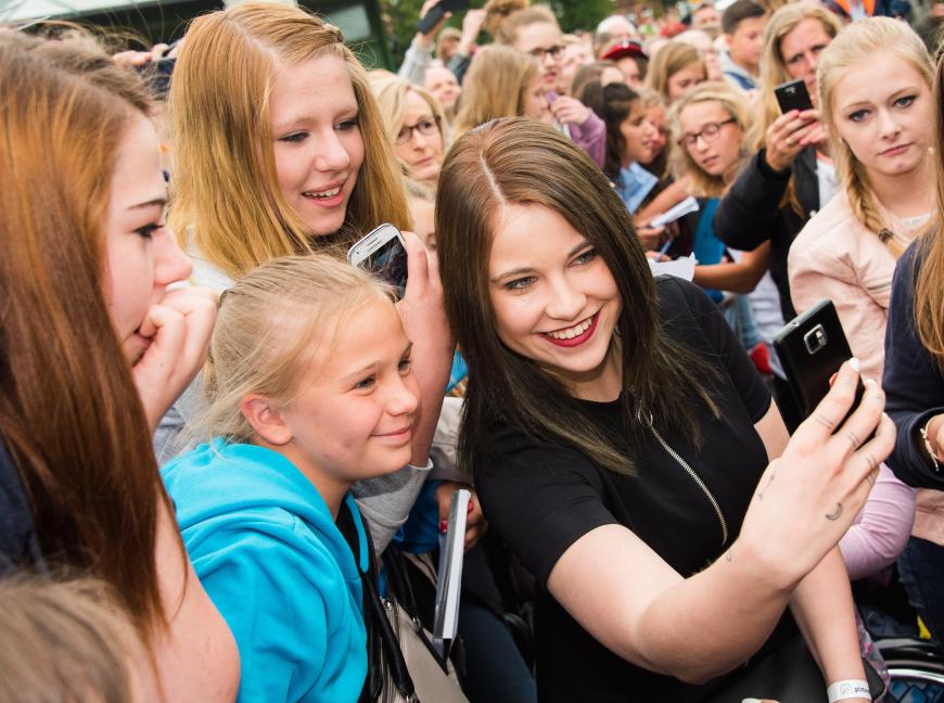 Melina Sophie, 19
Die junge Frau aus Nordrhein-Westfalen, deren Nachname geheim bleiben soll, konzentriert sich seit ihrem Realschulabschluss ganz auf YouTube. Mit Erfolg: 840.000 Fans verfolgen bei
