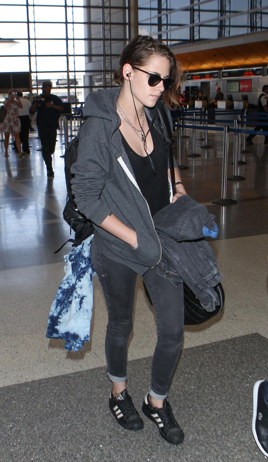 Kristen Stewart reist möglichst bequem. In Jeans, Shirt, Hoodie und Turnschuhen fühlt sich die Hollywood-Beauty offenbar am wohlsten, wenn sie stundenlang im Flieger sitzt. Wir können es verstehen!